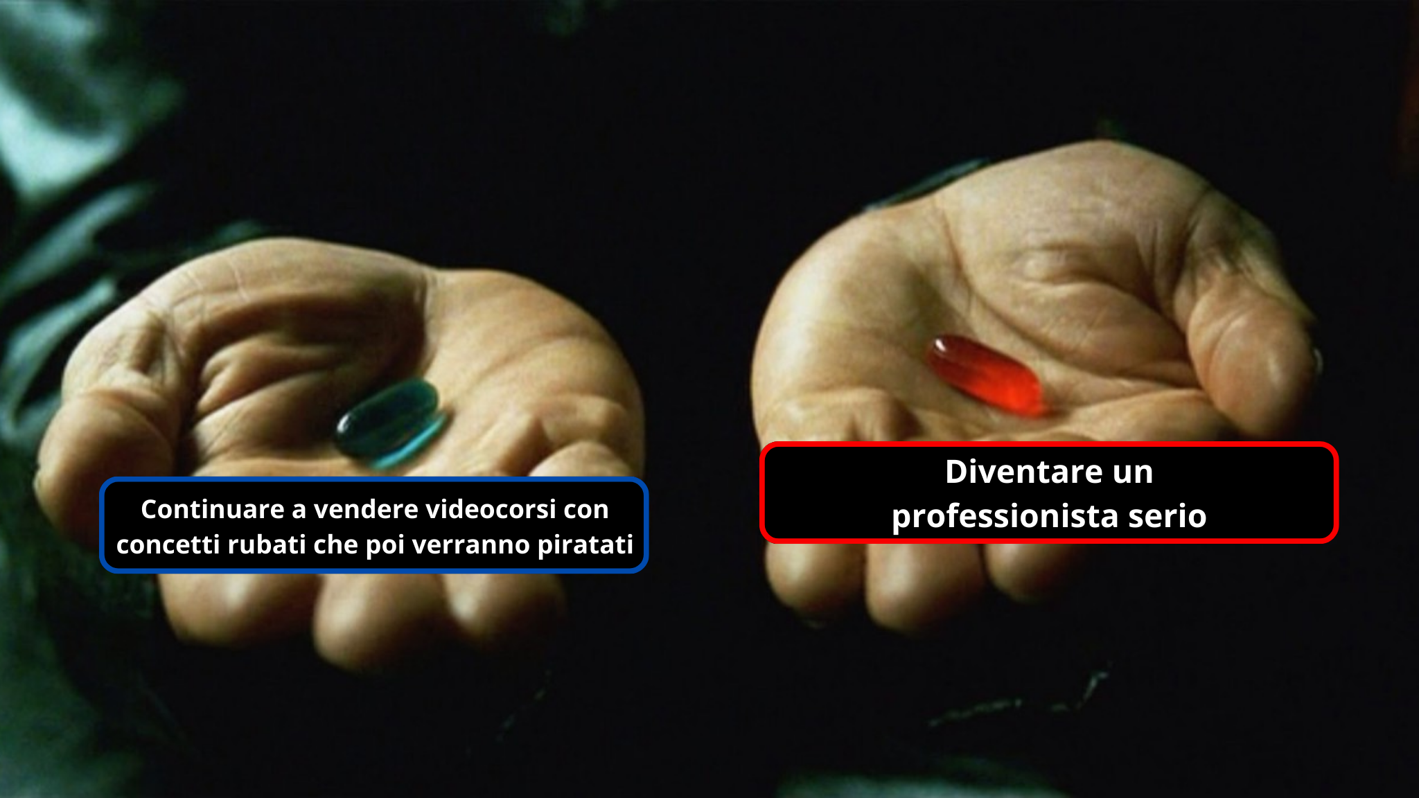 Immagine modificata di Morpheus in Matrix sulla scelta di prendere la pillola rossa o la pillola blu, suggerendo che la pillola blu significa rimanere a vendere videocorsi con informazioni rubate o prendere la pillola rossa e diventare un professionista serio.